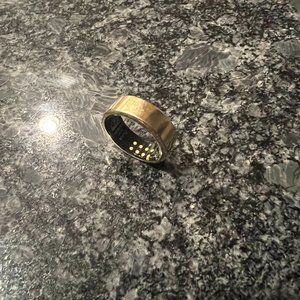 Exquisite 3rd Generation Gold Oura Ring - with charging pad